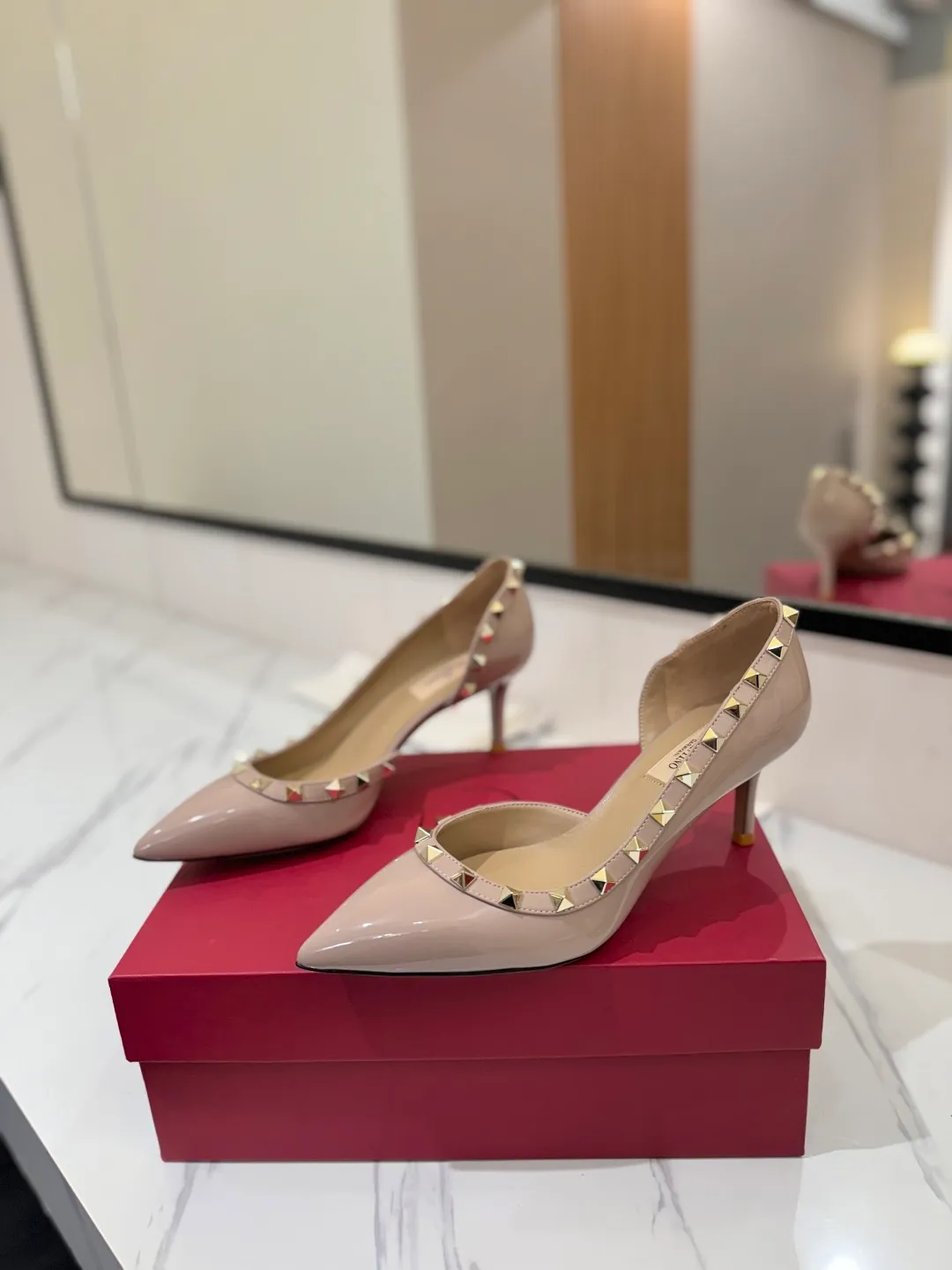 👟👟Ex-factory price 580👟👟 Valentino/Valentino rivet VT classic shoes, top replica! The side curves are perfect, the original molded custom-made rust-free rivets, and the textured hardware bring out a full sense of high-end, giving you a genuine foot feel! The first choice for high-end customers❤️ [Material] Upper: Original imported custom patent leather Lining: Original imported goatskin Outsole: Imported pearlescent leather outsole Heel height: 6.5CM Code number: 35-39 [34, 40, 41, 42 custom-made are not returnable]